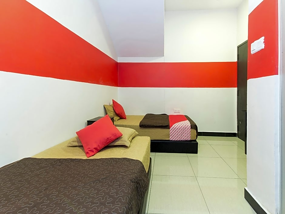 OYO 439 Night Queen Hotel