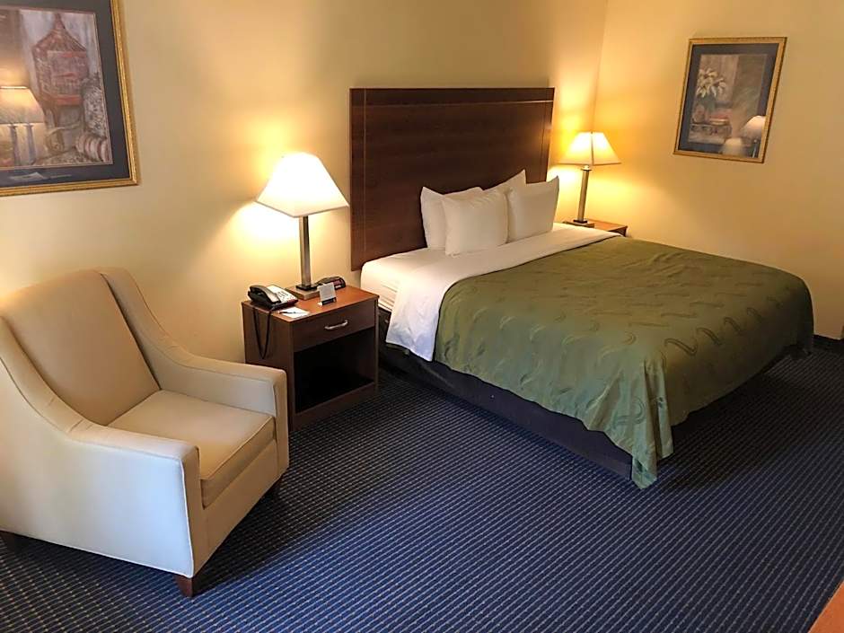 Photo 1 of 6 of 1 King Bed, Nonsmoking