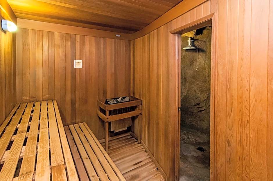 Fox Hotel And Suites