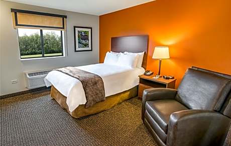 Queen Room with Recliner - Hearing Accessible