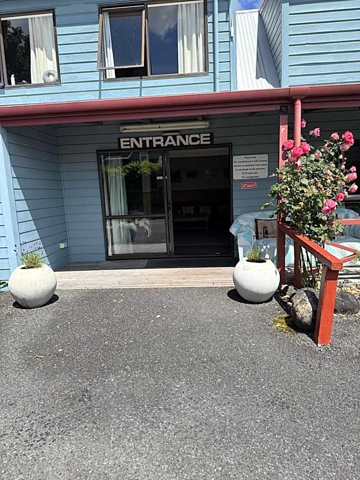 Adventure Lodge & Motel and Tongariro Crossing Track Transport