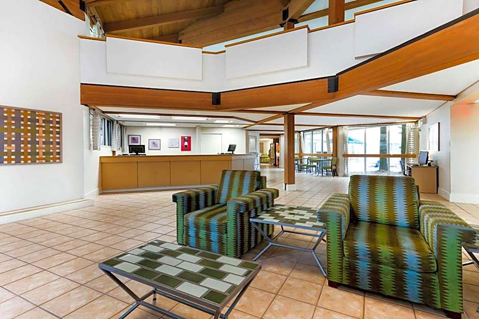 La Quinta Inn & Suites by Wyndham St. Pete-Clearwater Airport