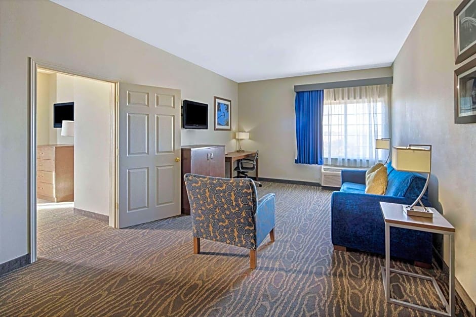 La Quinta Inn & Suites by Wyndham Mercedes Outlet Mall