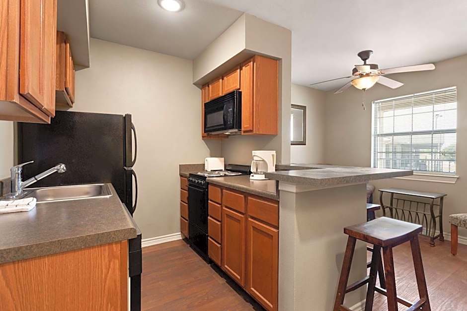 Eagle's Den Suites Cotulla a Travelodge by Wyndham