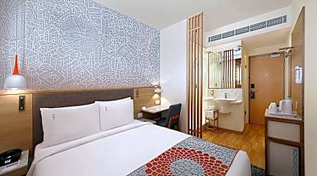 1 Queen Standard Top Floor
