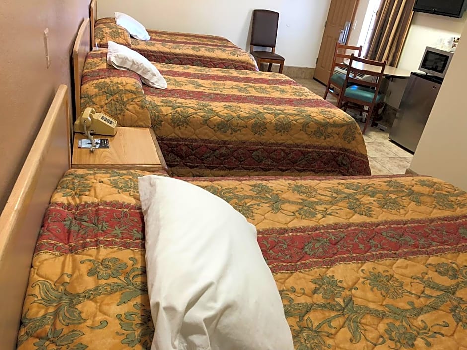 Toppers Motel