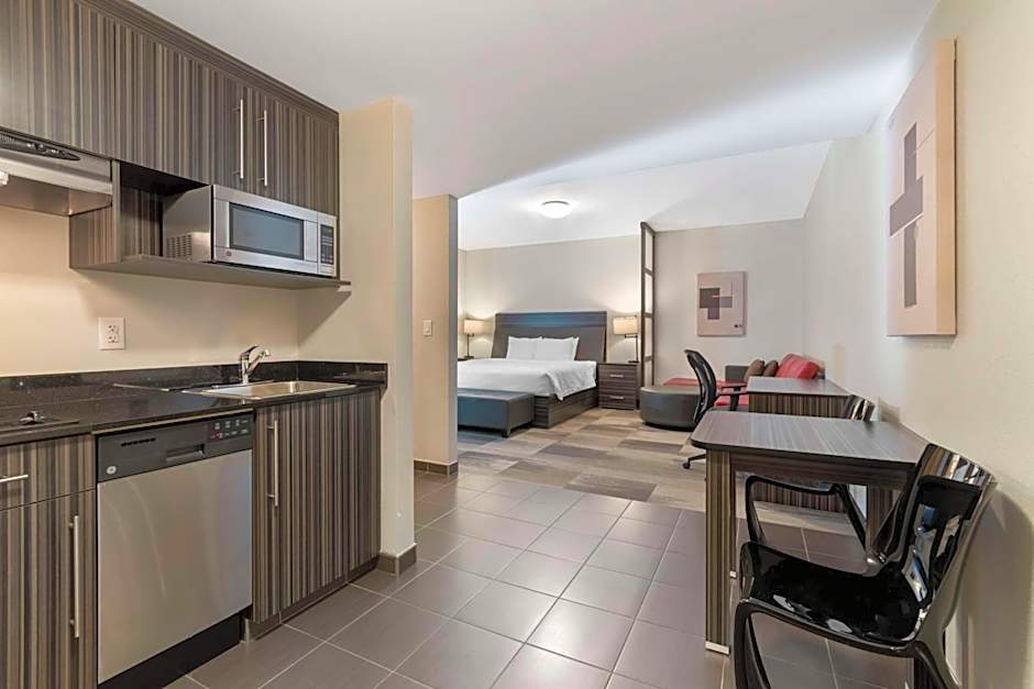 Best Western Plus Airport Inn & Suites