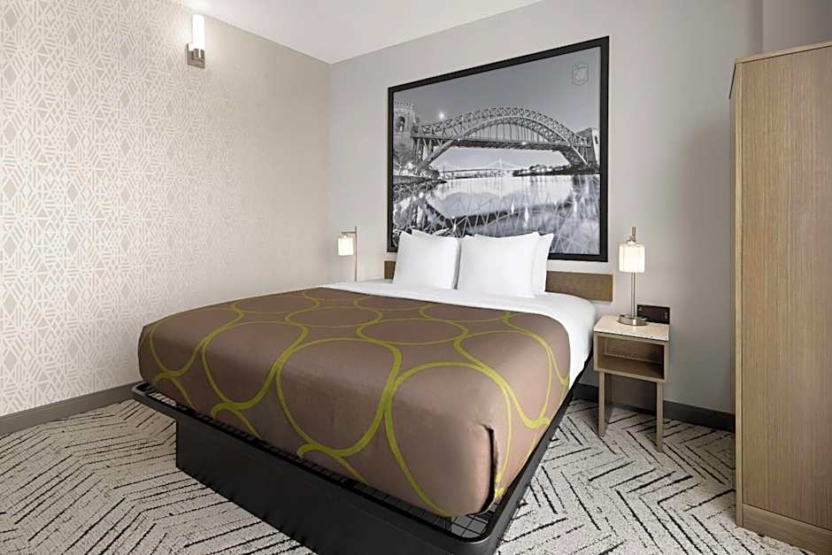 Super 8 by Wyndham Bronx Near Stadium