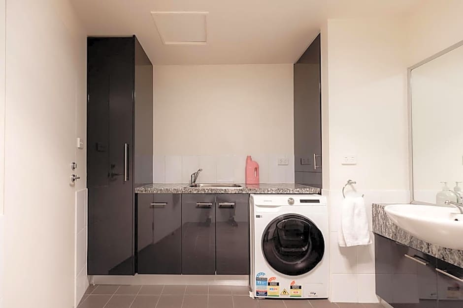 Inner-city 2 bedroom apartment - perfectly located