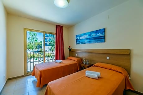 1 BEDROOM 4 PEOPLE POOL VIEW