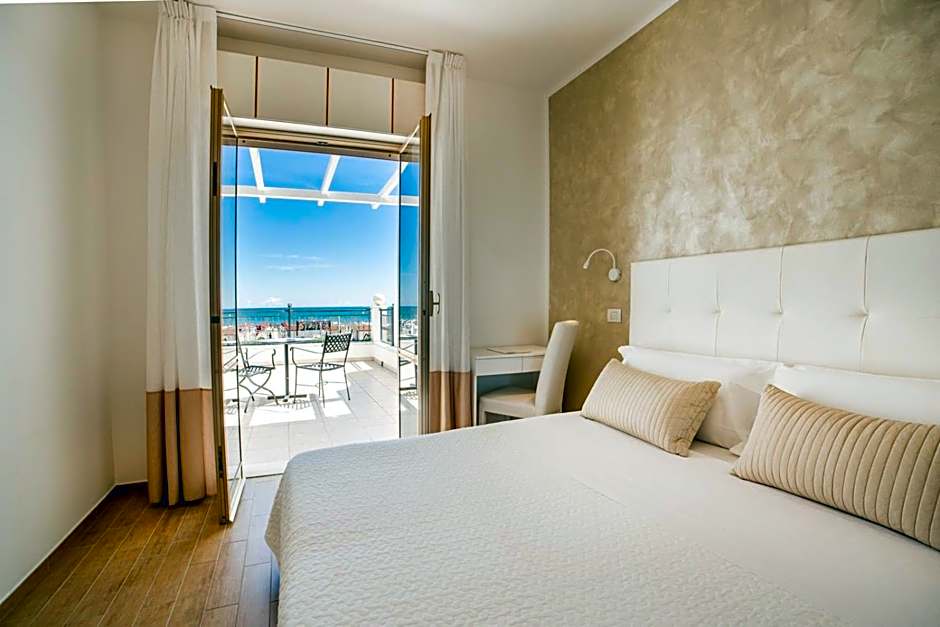 Hotel Soraya - Spiaggia Sawasdee with Beach, Restaurant & Parking