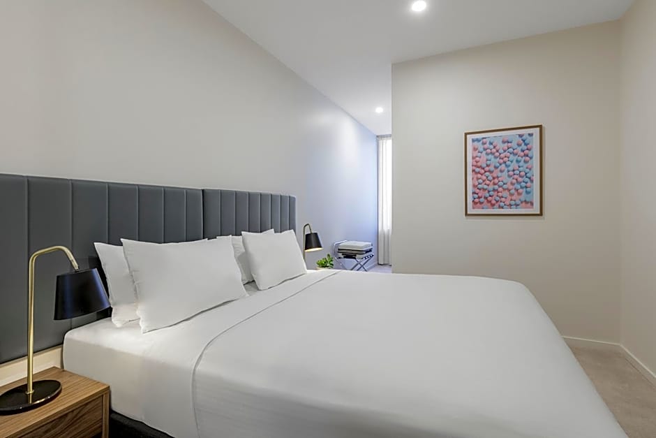 Brady Apartment Hotel Hardware Lane