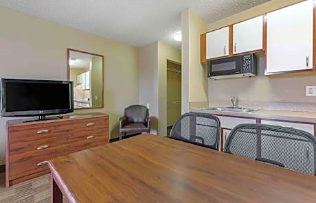 Deluxe Studio with 1 Queen Bed - Non-Smoking