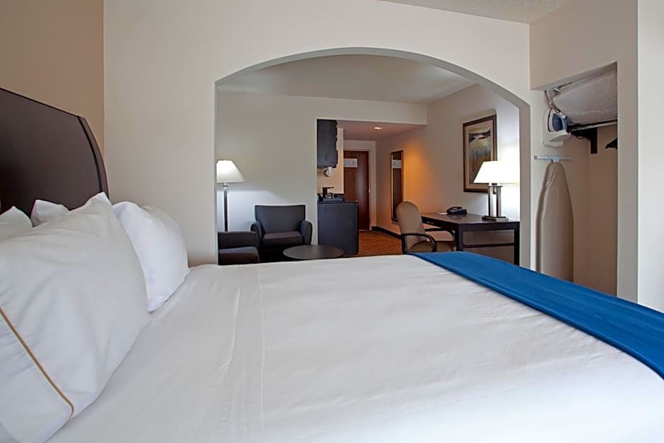 Holiday Inn Express & Suites Hope Mills-Fayetteville Arpt by IHG