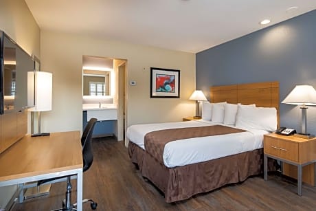 Queen Room with Roll-In Shower - Disability Access