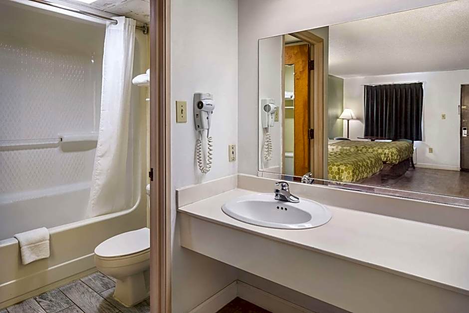 Econo Lodge Inn & Suites East