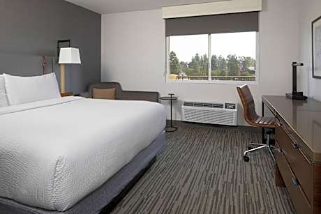 King Room with Adapted Tub - Mobility and Hearing Accessible