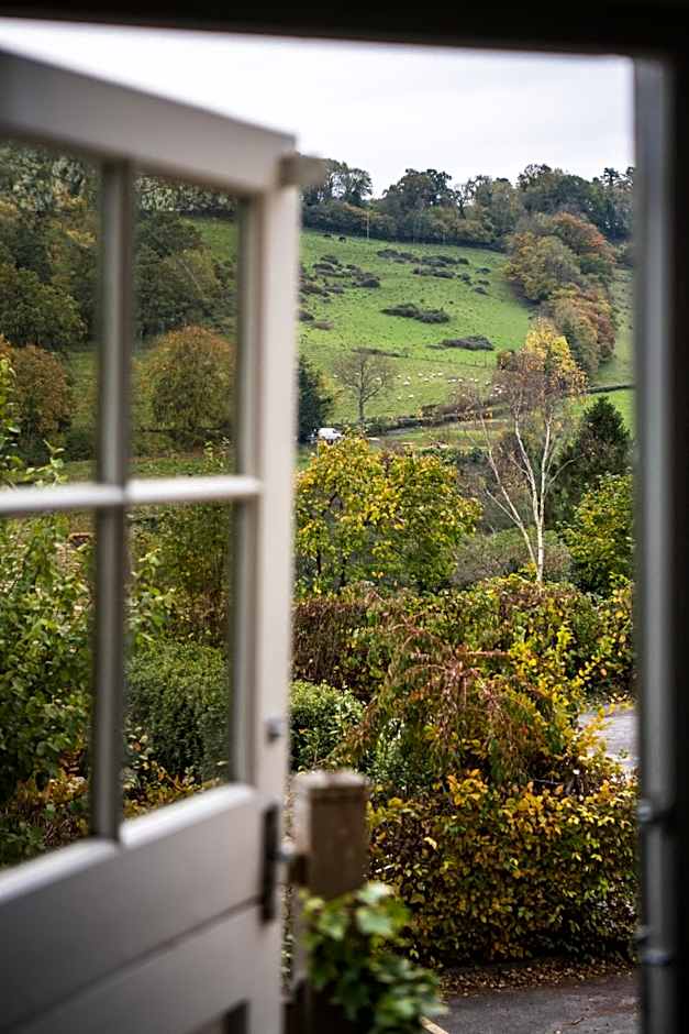 Wheelwrights Arms Country Inn & Pub