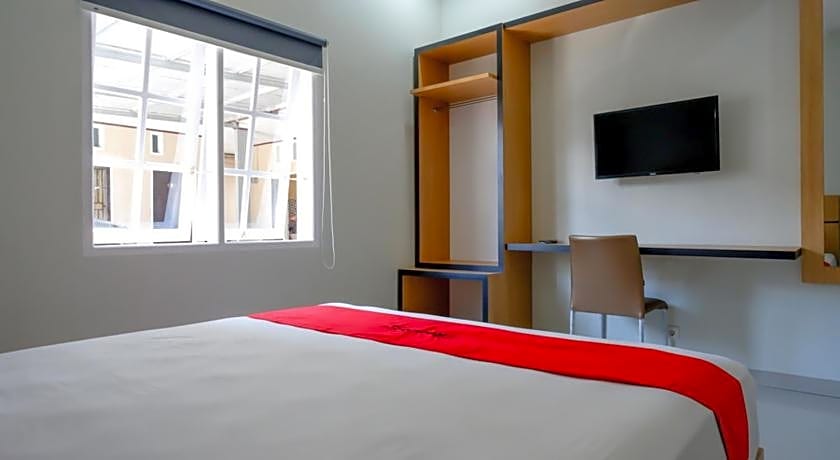 RedDoorz near Mutiara SIS Al Jufrie Airport Palu 2