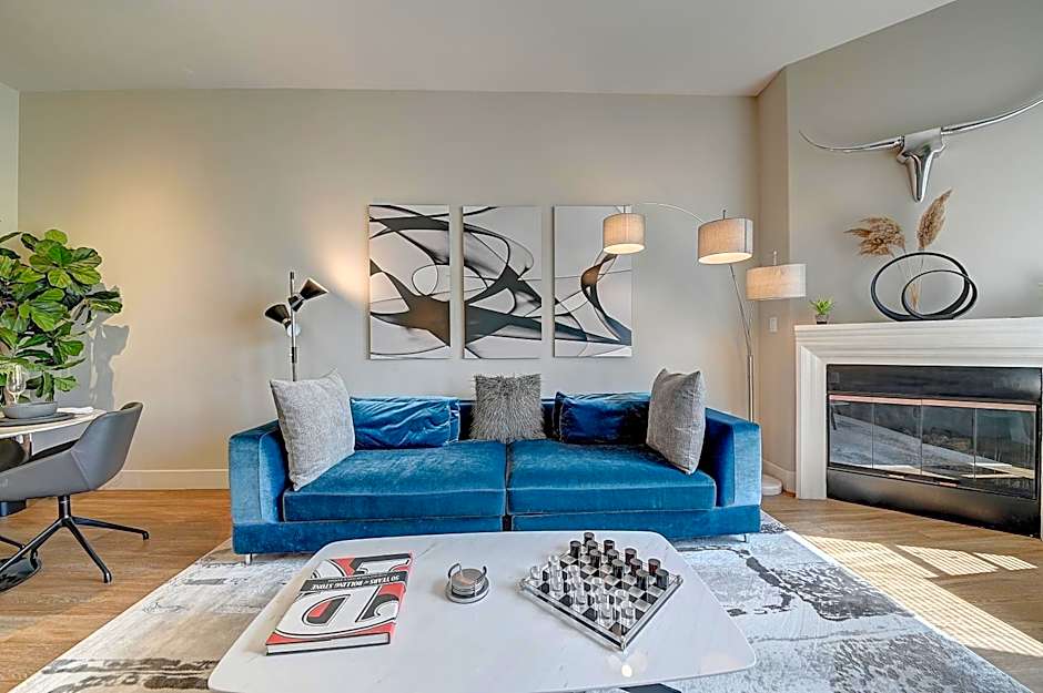 Penthouse One Bedroom Garden View Condo by UCLA