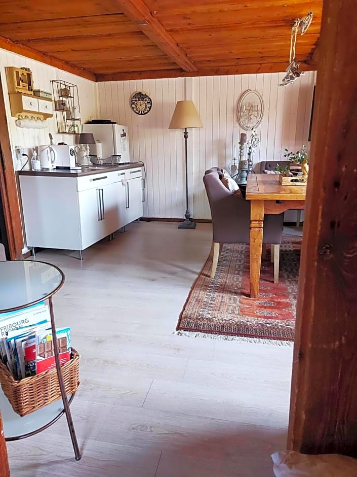 Petite maison sur la colline du Gibloux: 1chambre,1 salon et salle de bain privés au rez de chaussé, piscine extérieur et BBQ ,