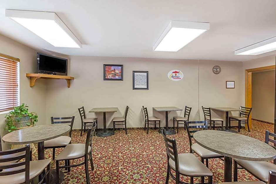 Super 8 by Wyndham Manhattan KS