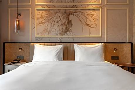 Deluxe King Room with Street View