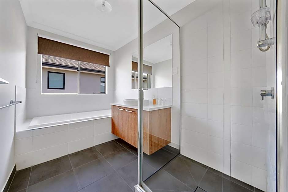 Charming Cozy Stylish Unique Retreat, Steps from Alira Village Mall, Park