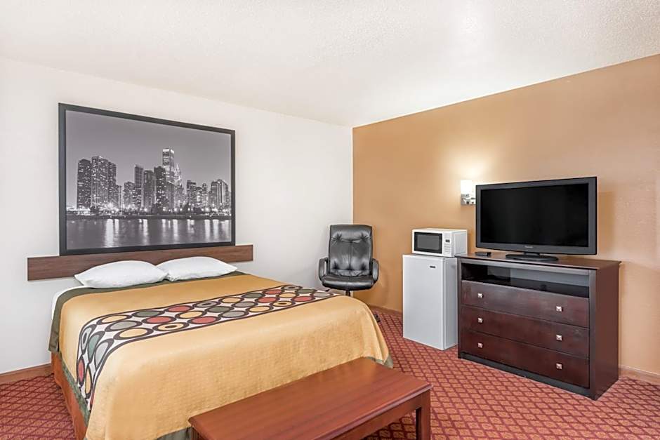 Super 8 by Wyndham Marshall