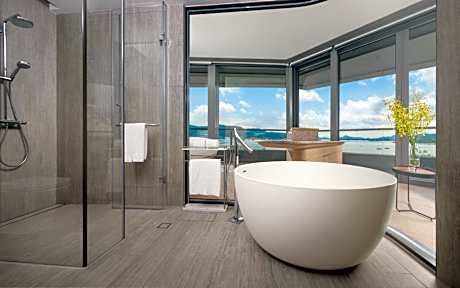 1 King Suite Sea View Balcony