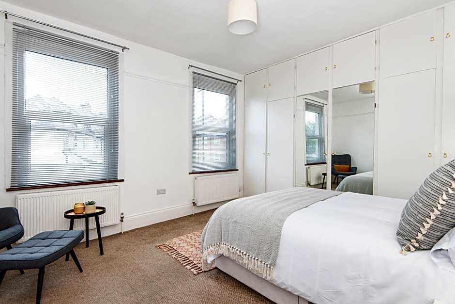 King Room with a shared Kitchen and bathroom in a 5-Bedroom House at Hanwell