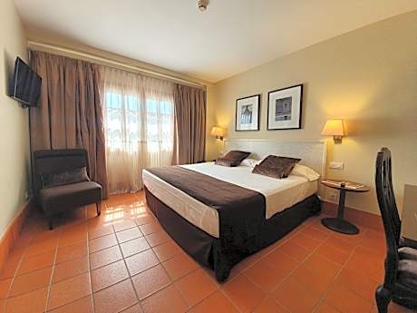 Double or Twin Room (1-2 Adults)