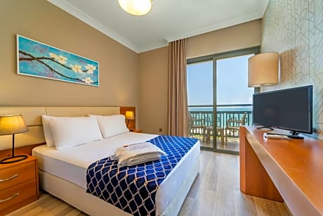  Standard Double Room - Partial Sea View
