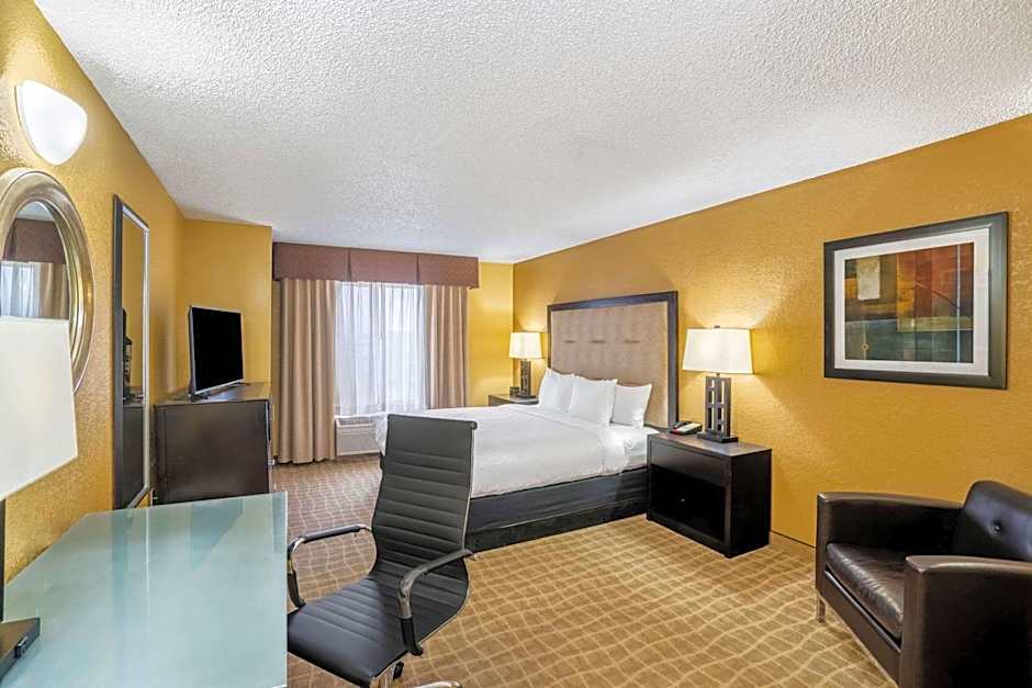La Quinta Inn & Suites by Wyndham Hot Springs