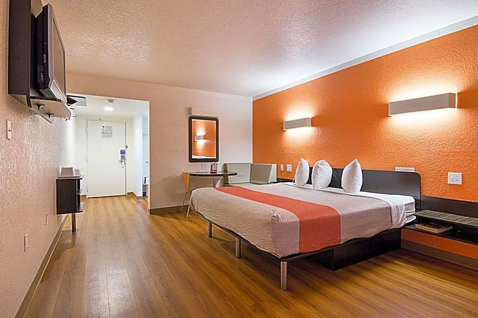 Motel 6 - Tampa Fairgrounds