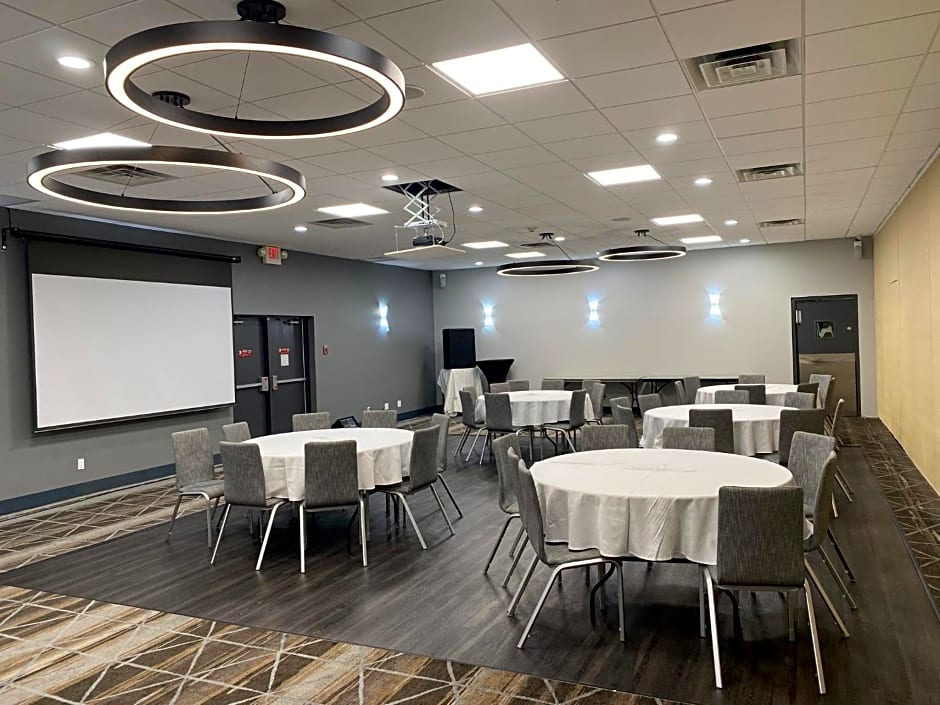 Holiday Inn Detroit Lakes, an IHG Hotel