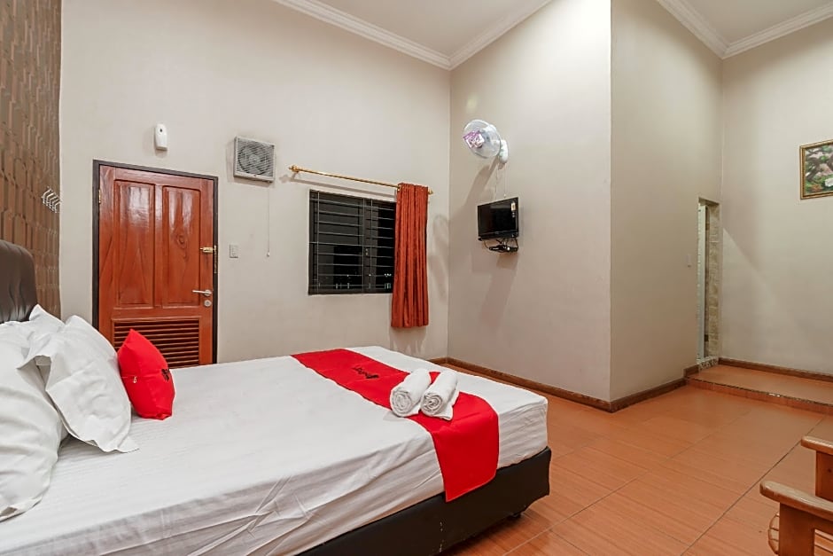 RedDoorz near Danau Toba Parapat