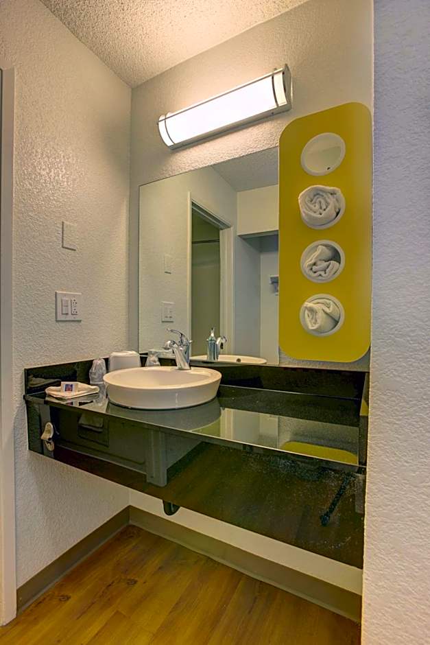 Motel 6-Santa Ana, CA - Irvine - Orange County Airport