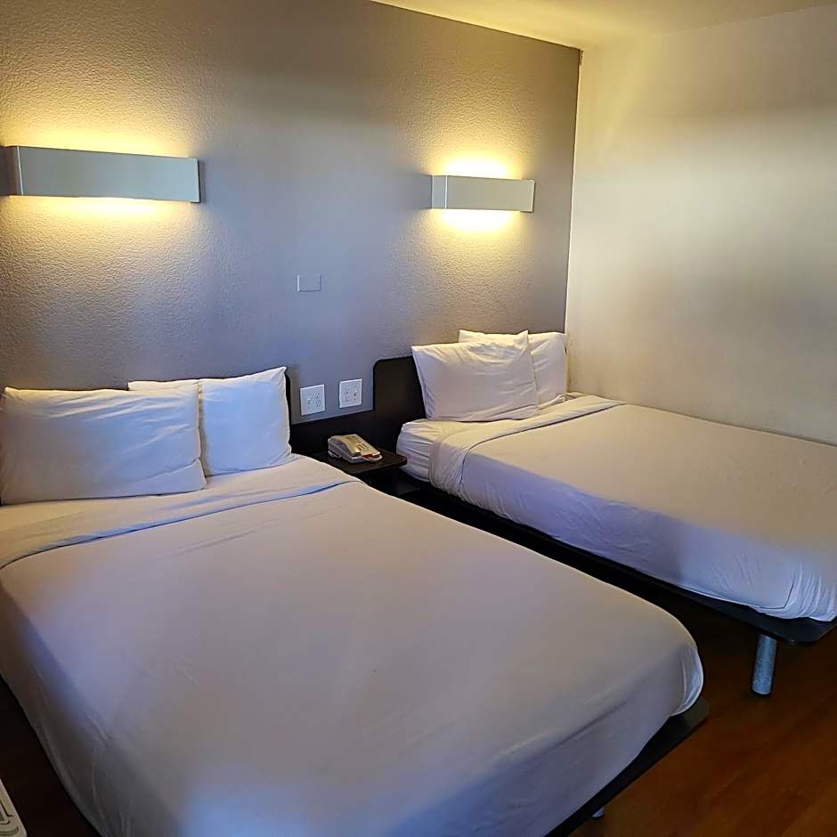 Super 8 by Wyndham Santa Clara