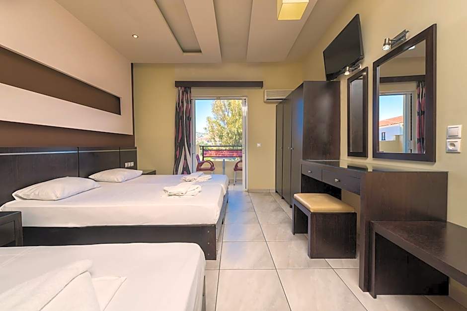 1 Double Bed or 2 Beds, Balcony — 15 fotoğraftan 1. fotoğraf