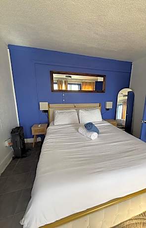 Deluxe Double Room with Side Sea View