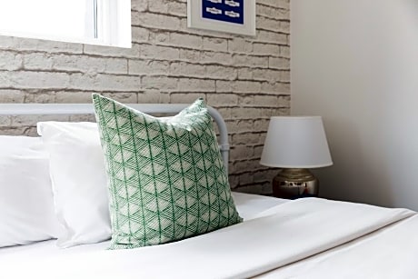 Queen Room - Non-Smoking