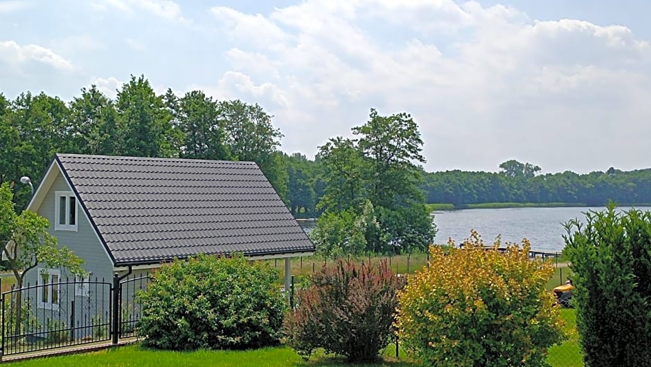 Szary domek nad jeziorem