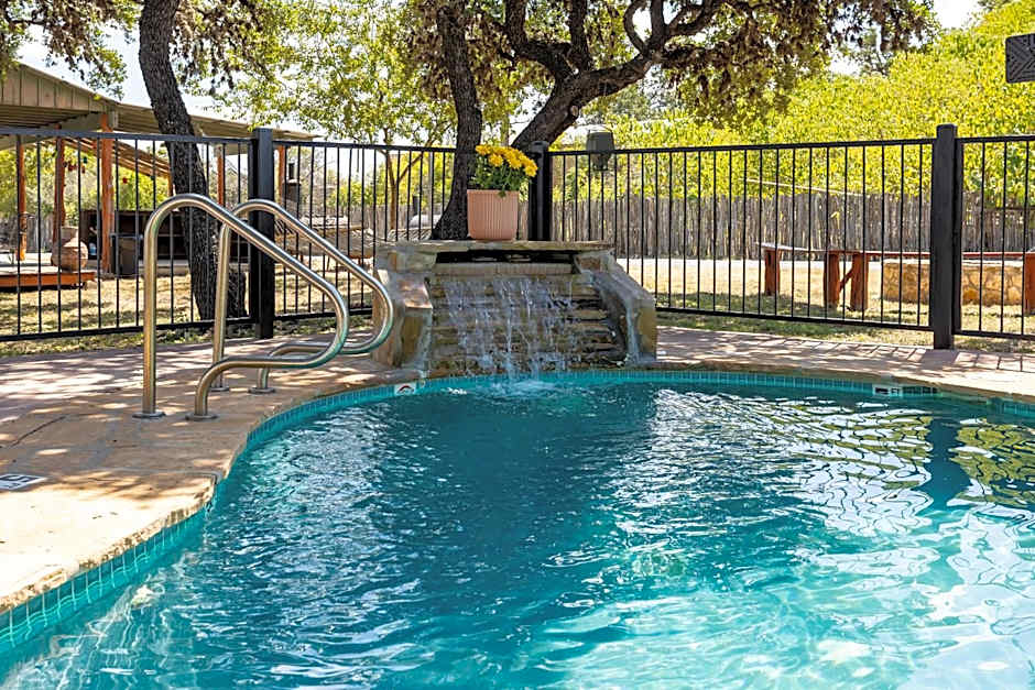 The Historic Leakey Inn