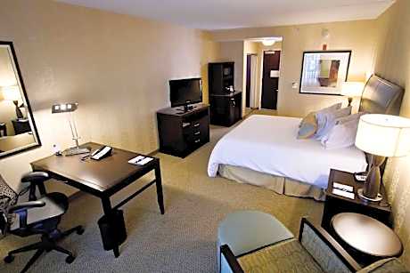 1 KING MOBILITY ACCESSIBLE W/ ROLL IN SHOWER COMP WIFI HI DEF.FLAT SCREEN TV-FRIDGE-POD COFFEE BRWR