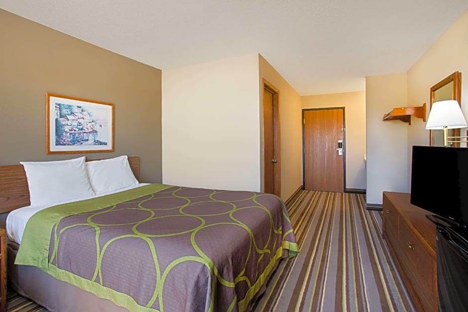 Super 8 by Wyndham Charles City