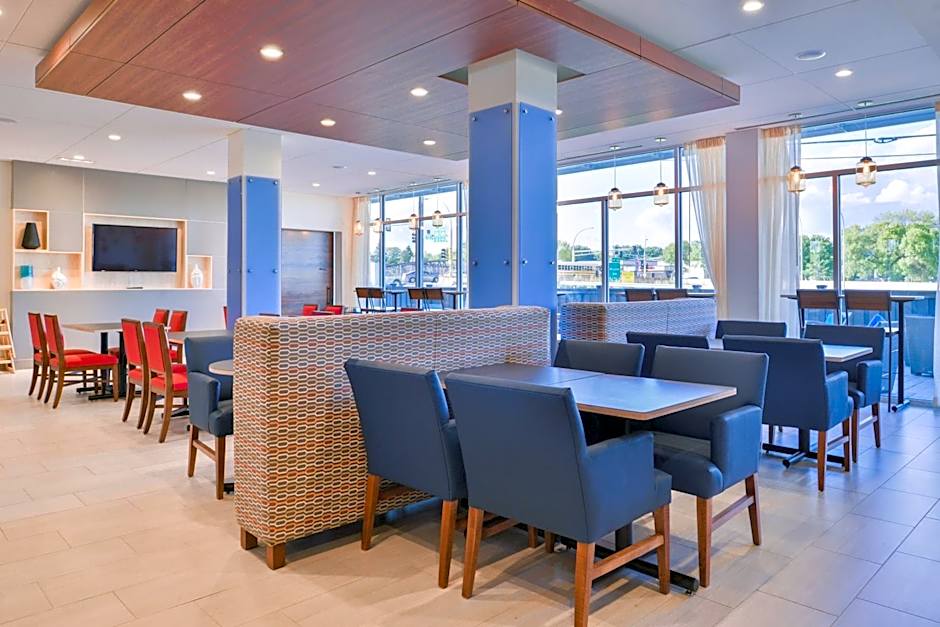 Holiday Inn Express and Suites - Mall of America - MSP Airport By IHG