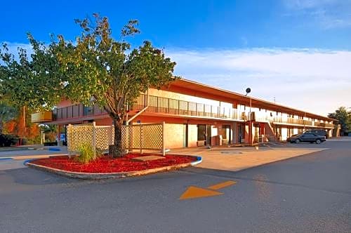 Super 6 Inn & Suites Pensacola