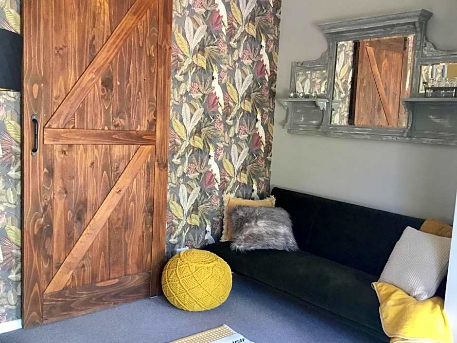 Chanticleer Gardens Barn cottage with a Pool