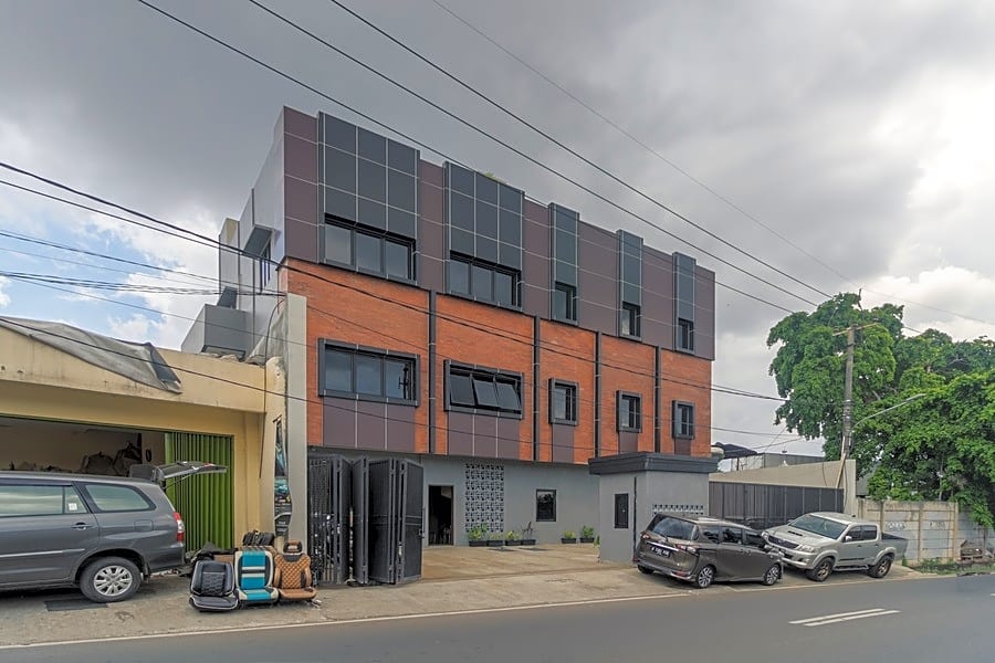 RedDoorz near Puri Indah Mall